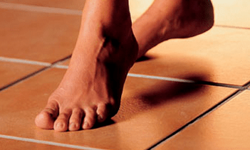 đi chân trần là nguyên nhân gây ra sự xuất hiện của nấm trên da chân